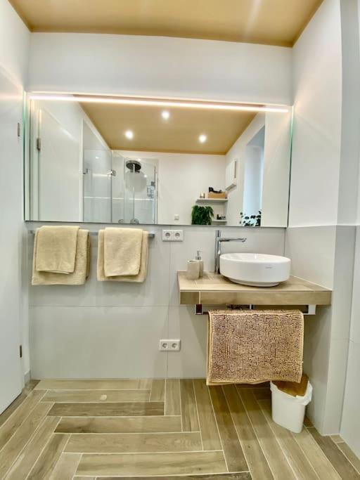 Komfort - Zentral, Mit Balkon Und Waschmaschine Appartement Düsseldorf